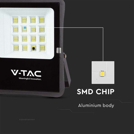 Proyector LED solar de 2400 lm, mando a distancia, temperatura de color de 6400 K