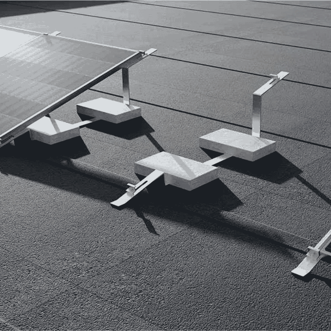 Sistema de montaje para paneles fotovoltaicos en cubiertas planas